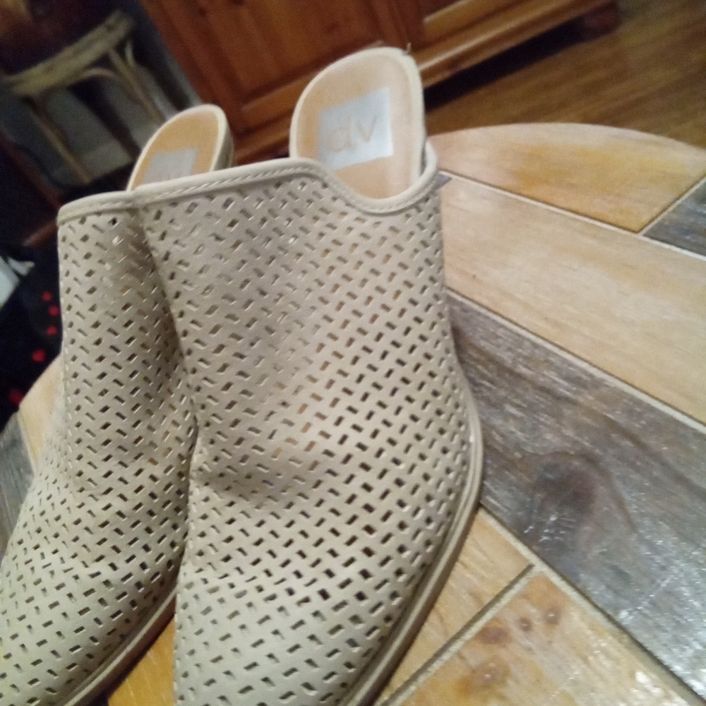 DV by Dolce Vita Women's Perforated Tan Kenli Heeled Mules Size 8. 3 3/4" Heel - Picture 2 of 13